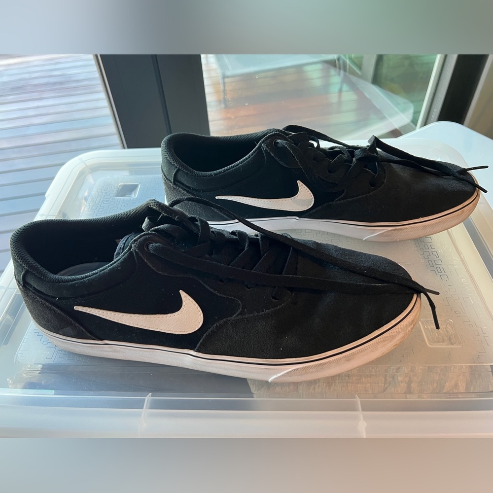 Men's Nike SB Chron 2 Suede Low Tops Size 13. Black with White.